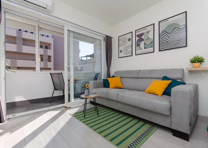 Side By Side Apartment *